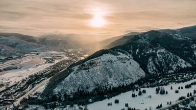 白天湖光山色鸟瞰图